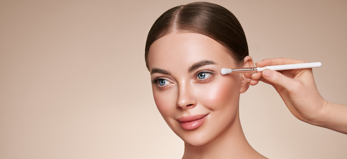 L'Oreal || Estee Lauder || Maybelline Verkoopwinkel -L'Oreal || Estee Lauder || Maybelline Verkoopwinkel bigstock Makeup Artist Applies Eye Shad 470517451